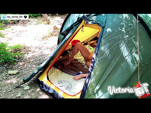 ❤️ Gefilmd op camera Gepassioneerd aftrekken Vreemdeling in een tent ❤ Sluts at us ❤