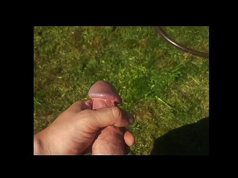❤️ Hete hottie laat zich in haar roze kutje neuken en spuitend klaarkomen in een zomerse tuin ❤ Sluts at us ❤